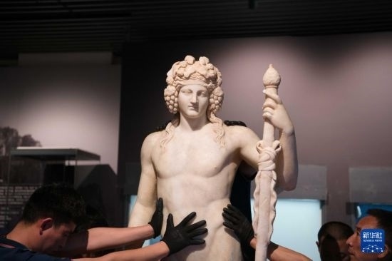 7月2日，工作人員將開箱后的古希臘文物放置在展臺上。新華社記者 張端 攝
