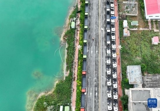 7月2日，車輛在巴克圖口岸有序出境（無人機照片）。新華社發(fā)（馬丁 攝）