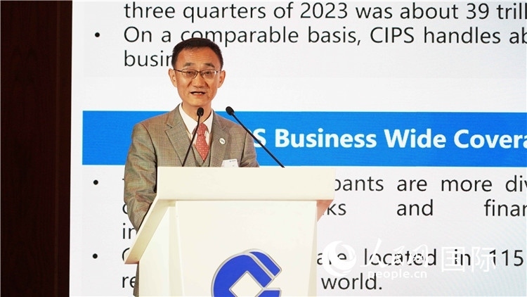 跨境銀行間支付清算有限責任公司總裁許再越發(fā)言。 人民網(wǎng) 張茜 攝