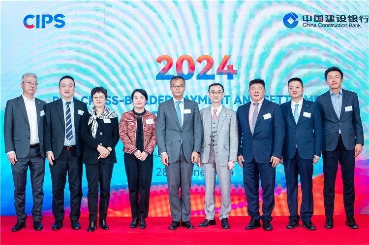 鄭冰開公使與CIPS公司、建行總行以及在南中資銀行合影、留念。（中國建設銀行約翰內(nèi)斯堡分行供圖）