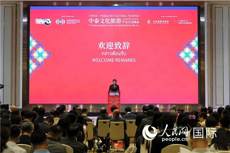 泰國(guó)文化部副部長(zhǎng)普洛伊·塔尼庫(kù)發(fā)表演講。