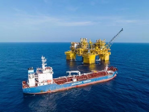 “深海一號(hào)”正在開(kāi)展凝析油外輸作業(yè)。徐海舟攝