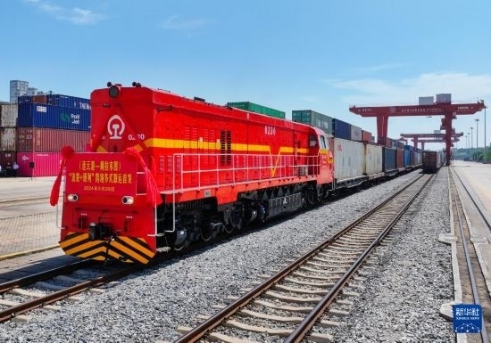 5月29日，在中哈連云港物流合作基地，首列連云港-阿拉木圖“滾裝+班列”跨境多式聯(lián)運(yùn)專列整裝待發(fā)（無人機(jī)照片）。新華社發(fā)（王健民 攝）