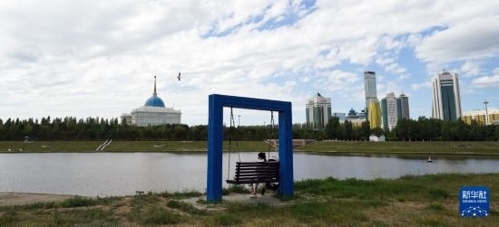 6月30日，一名女子在哈薩克斯坦首都阿斯塔納伊希姆河畔休息。新華社記者 王建華 攝