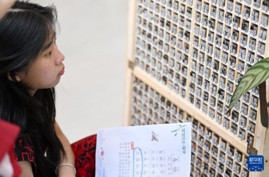 7月3日，外國(guó)學(xué)生在了解中國(guó)的活字印刷。新華社記者 李然 攝