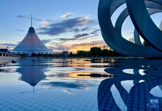 這是7月1日在哈薩克斯坦首都阿斯塔納拍攝的“可汗之帳”購(gòu)物中心。新華社記者 岳月偉 攝