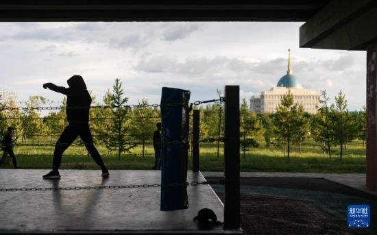 7月2日，在哈薩克斯坦首都阿斯塔納，一名男子在橋下運(yùn)動(dòng)場(chǎng)練習(xí)拳擊。新華社記者 白雪騏 攝