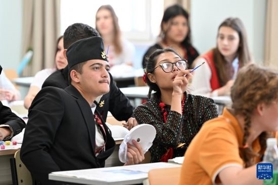 7月3日，外國(guó)學(xué)生在學(xué)習(xí)中國(guó)文化。新華社記者 李然 攝