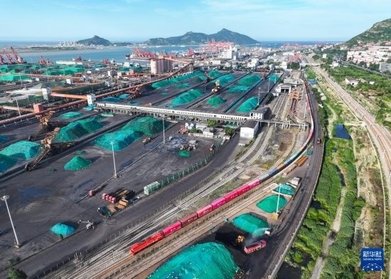 6月26日，“韓國(guó)-連云港-中亞”國(guó)際多式聯(lián)運(yùn)班列從中哈連云港物流合作基地出發(fā)，駛往哈薩克斯坦、烏茲別克斯坦（無人機(jī)照片）。班列運(yùn)載的55個(gè)大柜此前于6月13日從韓國(guó)境內(nèi)發(fā)出，經(jīng)釜山港海運(yùn)抵達(dá)連云港后轉(zhuǎn)由鐵路運(yùn)輸。新華社記者 季春鵬 攝