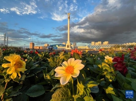 這是7月2日拍攝的哈薩克斯坦首都阿斯塔納獨(dú)立廣場(chǎng)。新華社記者 岳月偉 攝