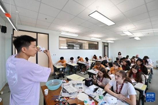 7月3日，外國(guó)學(xué)生在學(xué)習(xí)繪制京劇臉譜。新華社記者 李然 攝