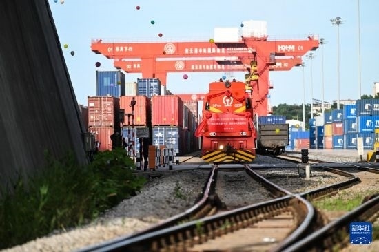 6月26日，“韓國(guó)-連云港-中亞”國(guó)際多式聯(lián)運(yùn)班列從中哈連云港物流合作基地出發(fā)，駛往哈薩克斯坦、烏茲別克斯坦。班列運(yùn)載的55個(gè)大柜此前于6月13日從韓國(guó)境內(nèi)發(fā)出，經(jīng)釜山港海運(yùn)抵達(dá)連云港后轉(zhuǎn)由鐵路運(yùn)輸。新華社記者 季春鵬 攝