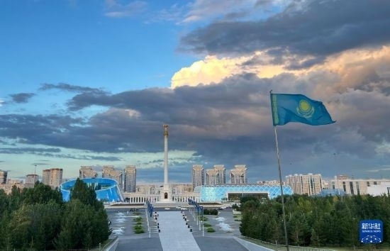 這是7月2日拍攝的哈薩克斯坦首都阿斯塔納獨(dú)立廣場(chǎng)。新華社記者 岳月偉 攝