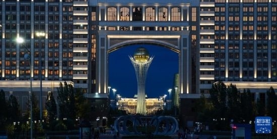 這是7月1日在哈薩克斯坦首都阿斯塔納透過一座建筑拍攝的巴伊杰列克觀景塔。新華社記者 王建華 攝