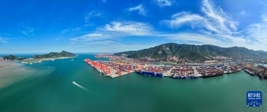 6月26日，貨輪停靠在連云港港集裝箱碼頭（無人機(jī)照片）。新華社記者 季春鵬 攝