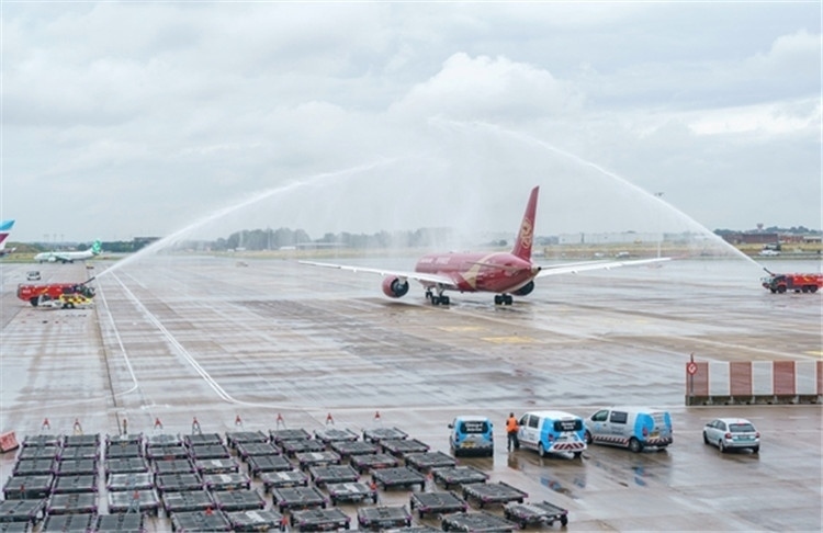 圖為布魯塞爾-上海返程航班出發(fā)前，布魯塞爾機場方面為返程航班舉行水門儀式。吉祥航空供圖