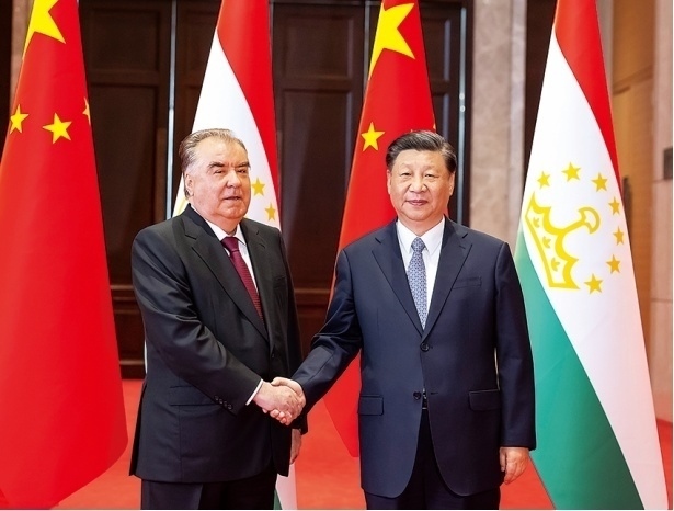 2023年5月，國(guó)家主席習(xí)近平在西安同來(lái)華出席中國(guó)—中亞峰會(huì)并進(jìn)行國(guó)事訪問(wèn)的塔吉克斯坦總統(tǒng)拉赫蒙會(huì)談。新華社記者 丁海濤 攝