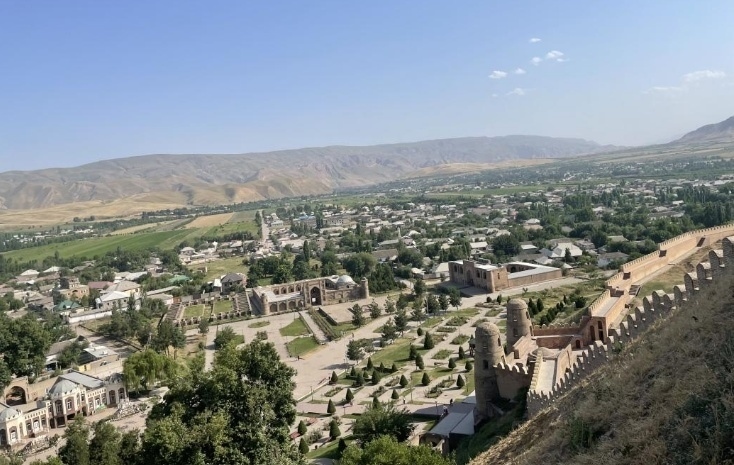 位于塔吉克斯坦杜尚別西北的吉薩爾古城，有著3000多年歷史。有研究認為，張騫出使大宛回程途中曾經(jīng)過此地。圖為從吉薩爾古城城墻俯瞰城門與市鎮(zhèn)。本報記者 曲頌 攝