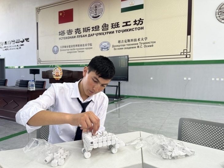 在塔吉克斯坦魯班工坊內(nèi)，學(xué)員正在操作能力源創(chuàng)新套件。本報記者 屈佩 攝