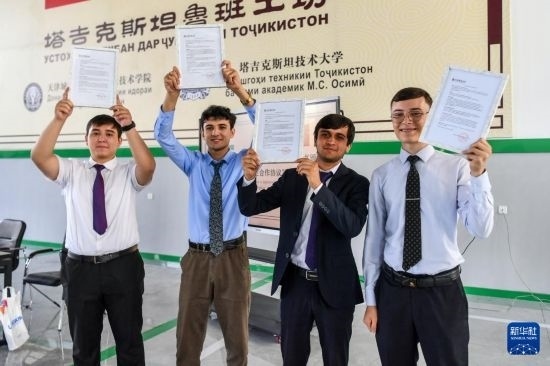 7月3日，在塔吉克斯坦首都杜尚別，魯班工坊赴華留學(xué)生展示錄取通知書。新華社記者 曹陽(yáng) 攝