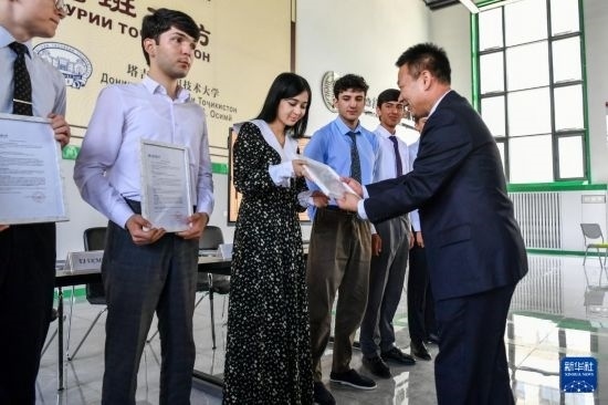 7月3日，在塔吉克斯坦首都杜尚別，天津城市建設(shè)管理職業(yè)技術(shù)學(xué)院的負(fù)責(zé)人為魯班工坊赴華留學(xué)生頒發(fā)錄取通知書。新華社記者 曹陽(yáng) 攝
