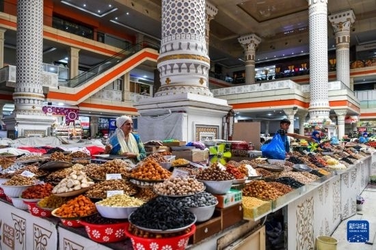 這是6月27日在塔吉克斯坦首都杜尚別拍攝的大巴扎內(nèi)景。新華社記者 曹陽 攝