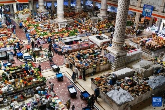 這是6月27日在塔吉克斯坦首都杜尚別拍攝的大巴扎內(nèi)景。新華社記者 曹陽 攝