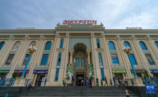 這是7月1日在塔吉克斯坦首都杜尚別拍攝的大巴扎外景。新華社記者 周荻瀟 攝