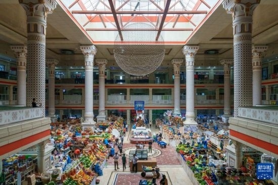 這是7月1日在塔吉克斯坦首都杜尚別拍攝的大巴扎內(nèi)景。新華社記者 周荻瀟 攝