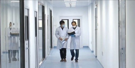 中國科學院贛江創(chuàng)新研究院科研人員在交流。（贛州市贛縣區(qū)融媒體中心供圖）