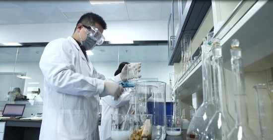 中國科學院贛江創(chuàng)新研究院科研人員在做實驗。