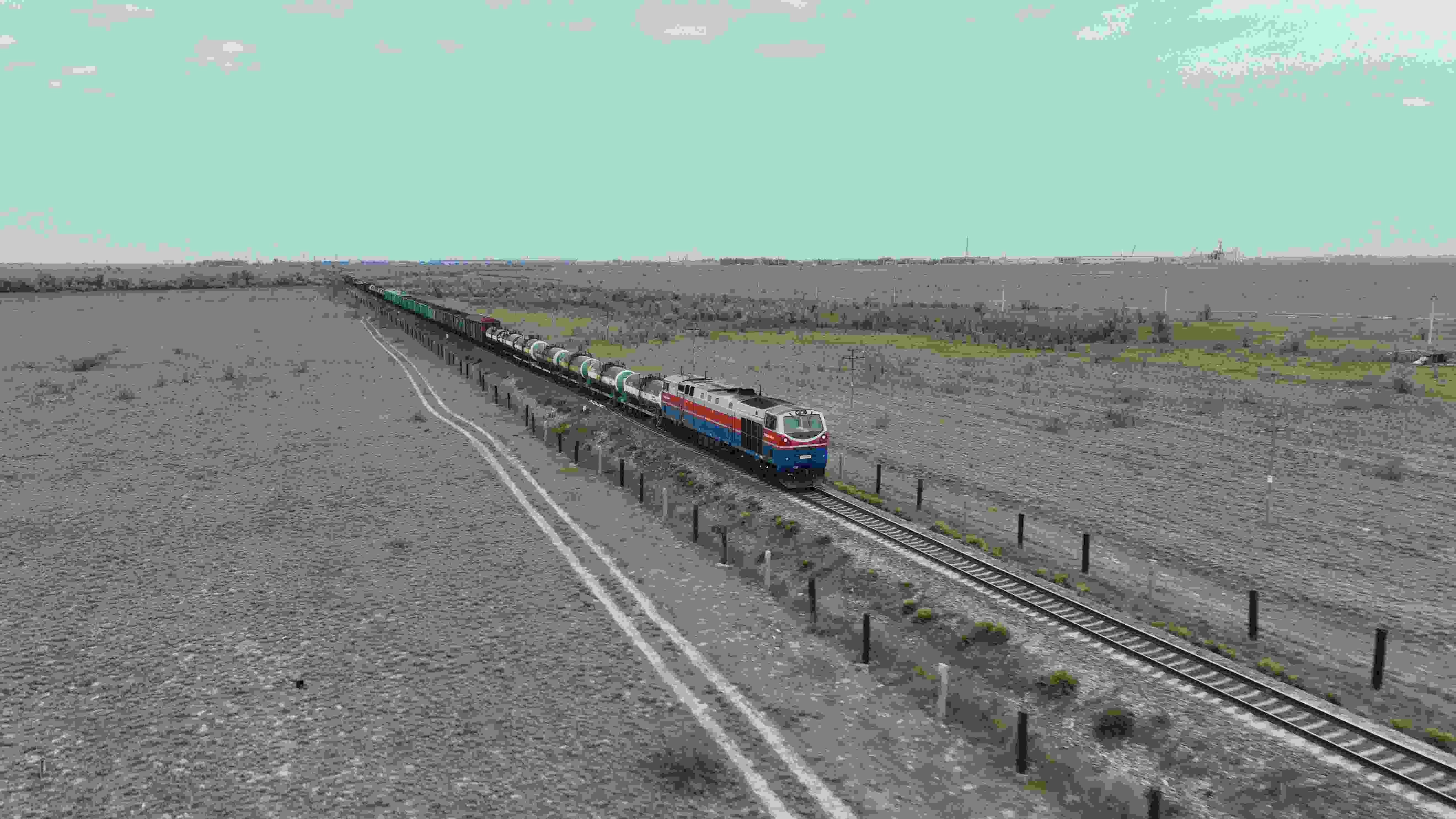 △ 2023年5月12日，在哈薩克斯坦阿拉木圖附近，貨運列車馳騁于阿拉木圖與中國霍爾果斯間（無人機照片）。