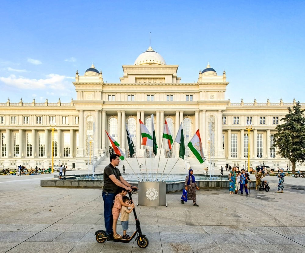 2024年7月1日，人們?cè)谒怂固棺h會(huì)大樓前的廣場(chǎng)上休閑。