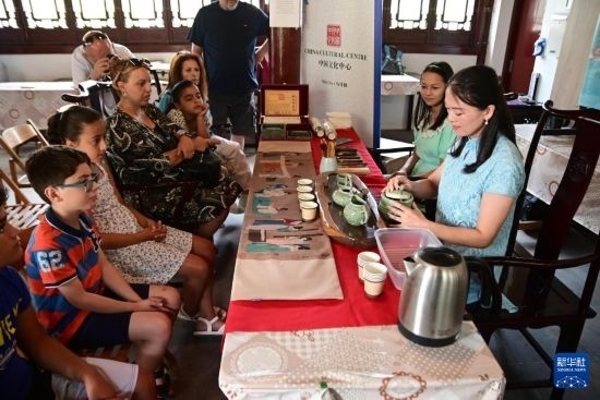 7月4日，在馬耳他桑塔露琪亞市的中國古典園林“靜園”，人們欣賞中國茶藝表演。新華社發(fā)（喬納森·博格 攝）