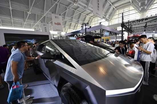 在天津舉行的2024世界智能產(chǎn)業(yè)博覽會(huì)上，觀眾在特斯拉展臺(tái)參觀（6月22日攝）。新華社記者 李然 攝
