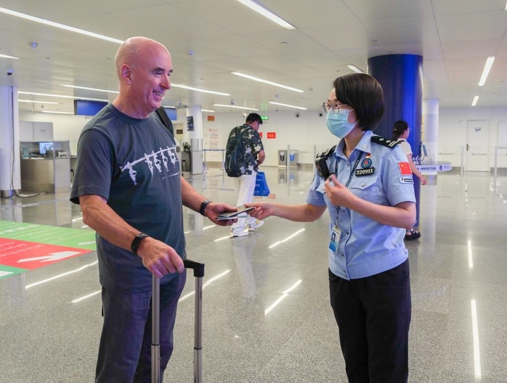  7月2日，南寧邊檢站移民管理警察引導(dǎo)外籍旅客有序通關(guān)。（南寧邊檢站供圖）