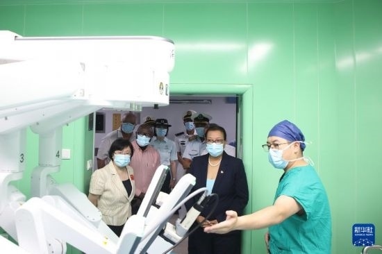 7月5日，塞舌爾衛(wèi)生部長維多在中國海軍“和平方舟”號醫(yī)院船上參觀。新華社發(fā)（劉志磊 攝）