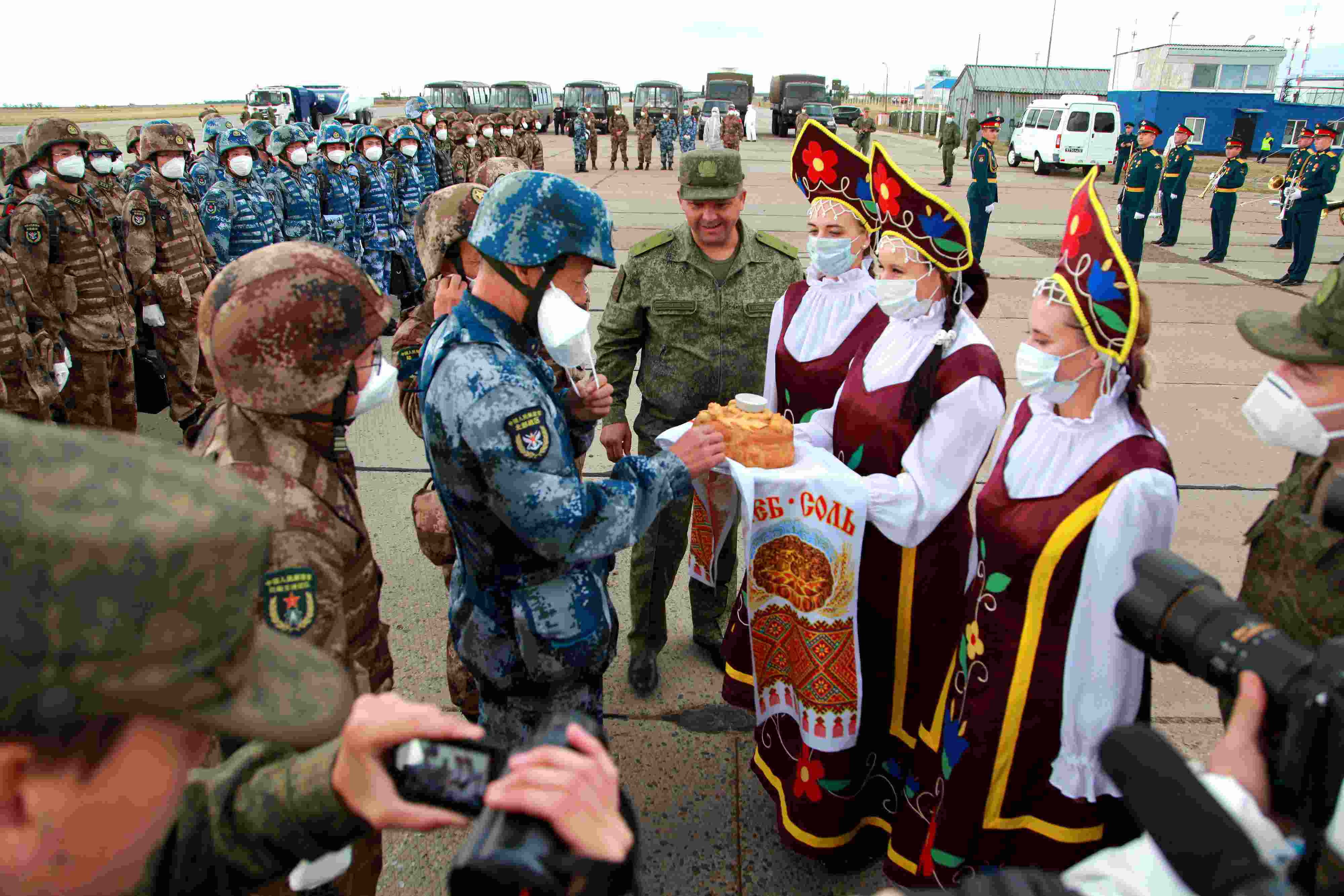 當?shù)貢r間2021年9月10日，跨境參加“和平使命-2021”上海合作組織成員國聯(lián)合反恐軍演的中方部隊導演部抵達俄羅斯奧倫堡“東古茲”靶場演習地域。圖為俄方人員為中方人員舉行歡迎儀式。