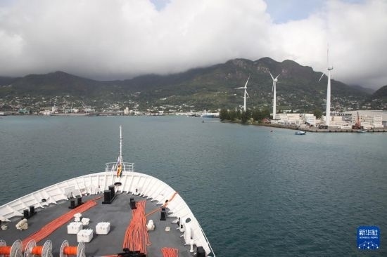 7月5日，中國海軍“和平方舟”號醫(yī)院船抵達塞舌爾維多利亞新港碼頭。新華社發(fā)（劉志磊 攝）
