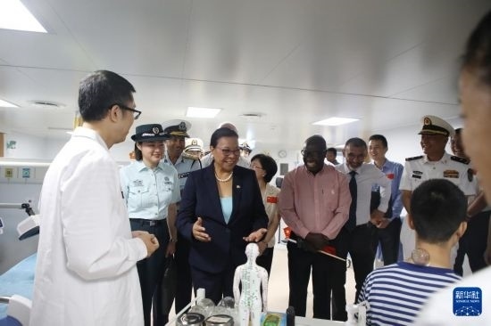 7月5日，塞舌爾衛(wèi)生部長維多在中國海軍“和平方舟”號醫(yī)院船上參觀中醫(yī)診室。新華社發(fā)（劉志磊 攝）
