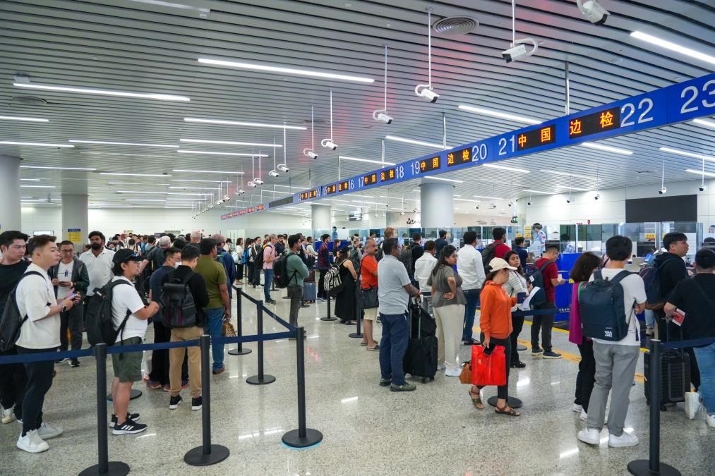 7月4日，白云邊檢站旅客通關(guān)現(xiàn)場。（白云邊檢站供圖）