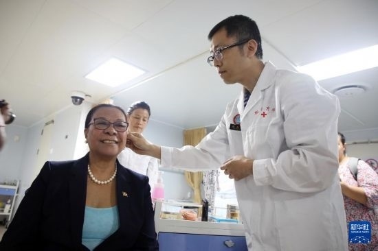 7月5日，塞舌爾衛(wèi)生部長維多在中國海軍“和平方舟”號醫(yī)院船上體驗中醫(yī)。新華社發(fā)（劉志磊 攝）