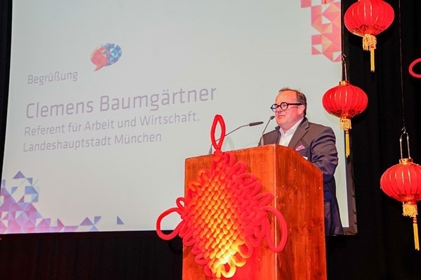 圖為鮑姆蓋特納在致辭。（駐慕尼黑總領(lǐng)館提供）