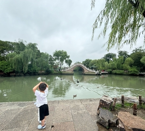 一位小朋友在二十四橋旁拍照。人民網(wǎng)記者 金慧慧攝