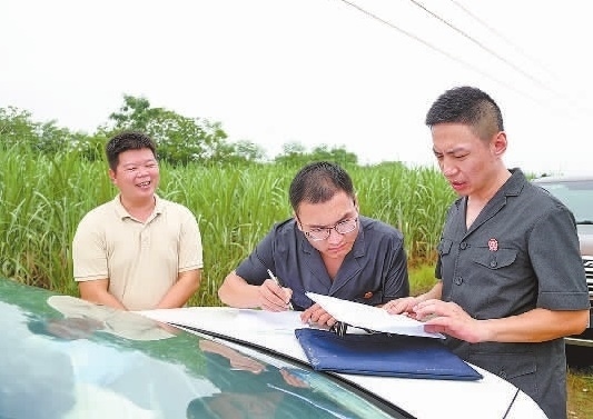 圖③：清塘后，執(zhí)行干警與某農場負責人確認魚塘交付情況。