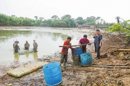 圖②：執(zhí)行干警督促凌某捕魚清塘。