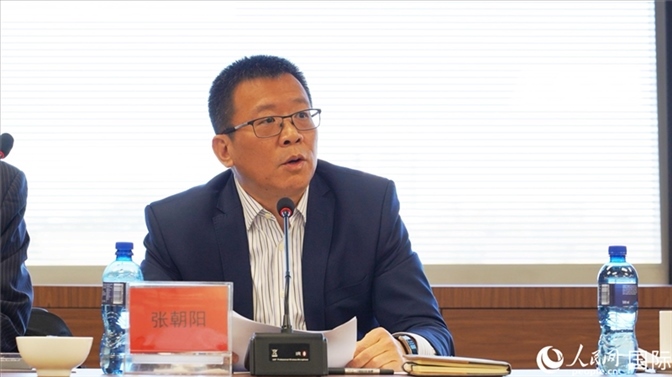 張朝陽(yáng)代會(huì)長(zhǎng)做協(xié)會(huì)上半年工作匯報(bào)。人民網(wǎng) 劉暢攝