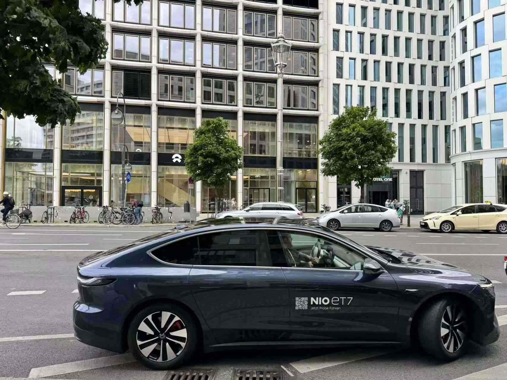 消費(fèi)者在蔚來柏林智能駕駛中心前試駕電動(dòng)汽車。 人民網(wǎng)記者 李強(qiáng)攝