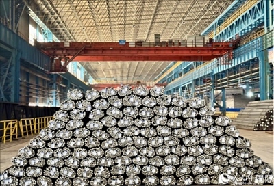 廠房內(nèi)待運(yùn)輸?shù)耐ㄤ摦a(chǎn)品。人民網(wǎng) 謝瑩攝