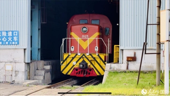 通鋼產(chǎn)品通過鐵路運(yùn)輸出場。人民網(wǎng) 謝瑩攝